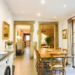 Semesterbostad Charming Riverside House In Medieval Village Villeneuve-Minervois