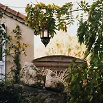 Charming Riverside House In Medieval Village Casa de Férias