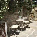 Charming Riverside House In Medieval Village Casa de Férias