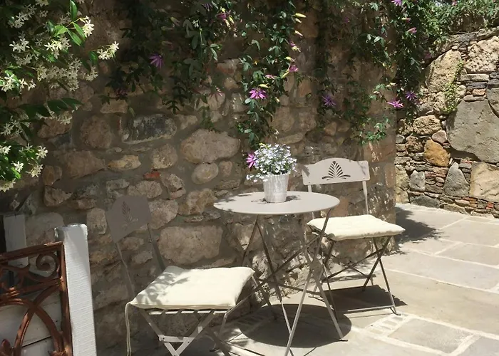 Charming Riverside House In Medieval Village Holiday home